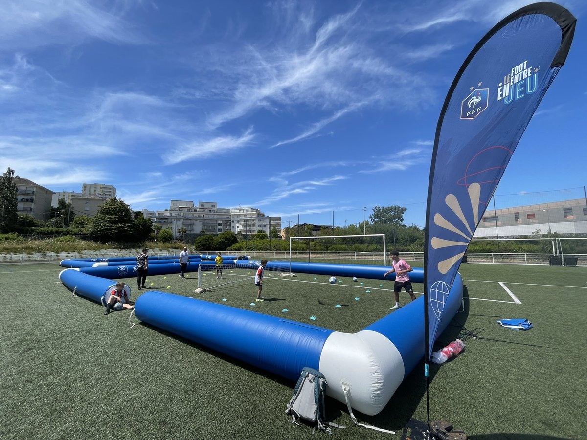 LigueFootLFPL's tweet photo. [Nouvelles Pratiques]

🔥 Toujours à @VilleStNazaire avec du #foot5 mais aussi du #Futnet pendant que les tournois de #footenmarchant se poursuivent… un avant-goût de nos animations #footsanté pendant les Jeux Olympiques à La Beaujoire du 24/07 au 08/08 prochains 👌⚽️ https://t.co/0dQDG3jHY7