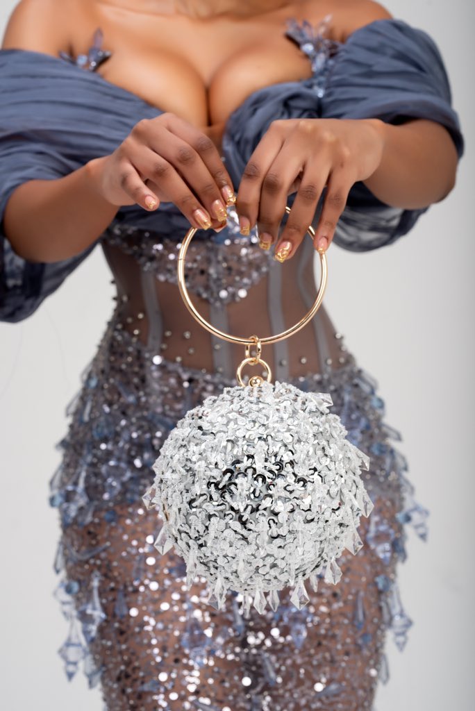 Daah_Photograpy's tweet photo. Blinging like a boss.

Andiswa

Retoucher: @sabelo_mag 
Images by: @Daah_Photograpy 

#DurbanJuly2024
#hollywoodbetsdurbanjuly
#Photography 
#makeup 
#fashion 
#studio
#trending 
#love
#instagram 
#daahphotography 
#nikonphotography https://t.co/T6YA3EXjsJ