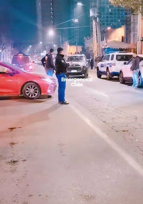 AlbertJulian13's tweet photo. 🔴Delincuentes muertos por un funcionario de la PDI son de nacionalidad venezolana de 18 y 19 años delincuentes se dedicaban al robo afuera del terminal 👏👏excelente procedimiento RT https://t.co/HfW3KZkqH9