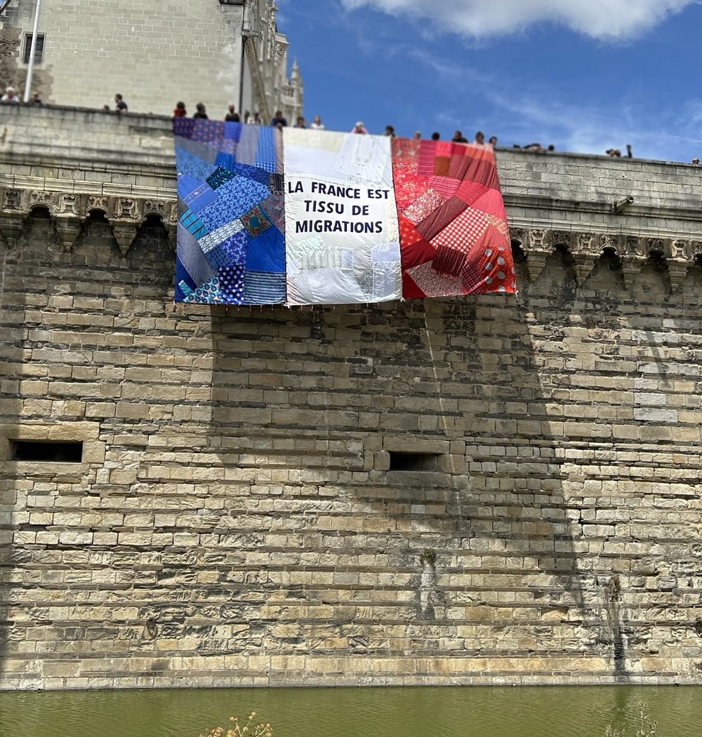 ContreAttaque_'s tweet photo. «LA FRANCE EST TISSU DE MIGRATIONS»

Vu à Nantes ce samedi 6 juillet, veille d'élection.

Une immense et belle banderole déployée sur le Château des Ducs de Bretagne, dans le cadre d'une mobilisation contre le projet raciste de nouveau Centre de Rétention Administrative. https://t.co/2dL2fapiuX