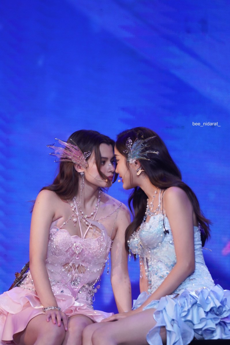 bee_nidarat_'s tweet photo. กดอะไรมาเยอะแยะ ม่ายรู้ๆๆๆๆๆ

FREENBECKY URANUS2324 ON STAGE
#Uranus2324FanconD1
#ฟรีนเบค #FreenBecky
#srchafreen #FreenSarocha https://t.co/6OCA2yG5MU