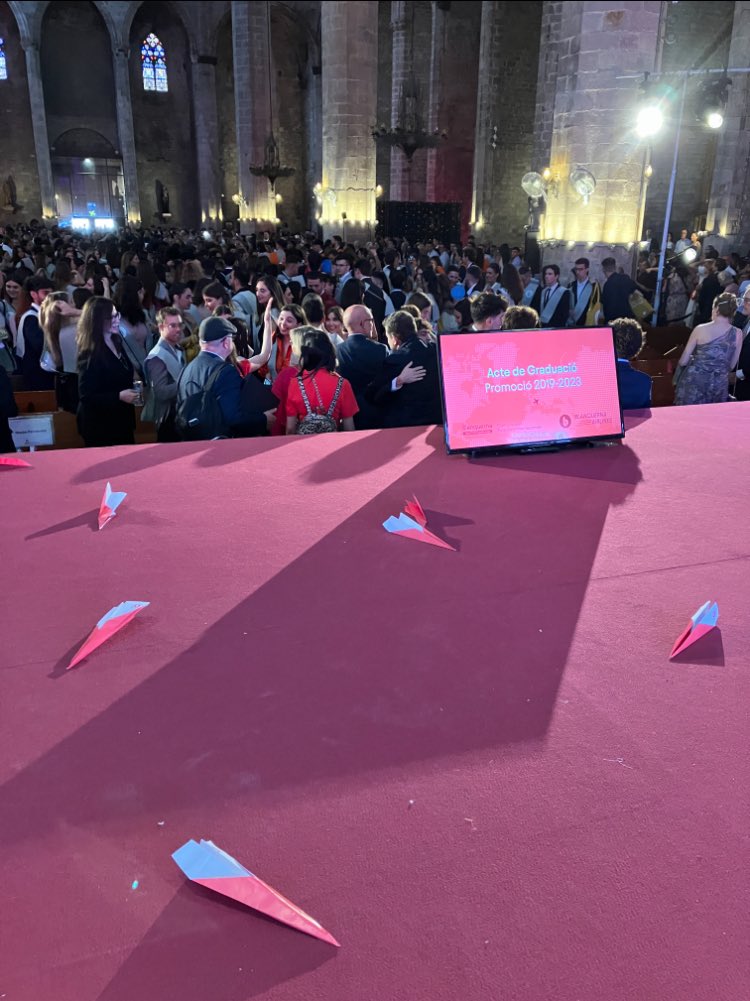 JosepM_Picola's tweet image. En un parell d’hores s’enlaire una altra promoció de @blanquernafcri, amb una festassa a @auditoribcn. Molt bon vol, nous graduats BLNQ, sort i alegries a dojo, a gaudir de la professió i a demostrar el vostre talent en tot moment!!! #OrgullBlanquerna #TalentBlanquerna 🥂🎯