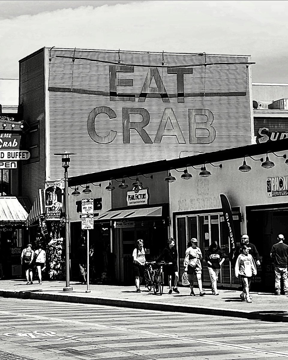 QP a #bnw 

I haven’t had much luck getting people to QP but I love this shot from Fisherman’s Wharf so I’m #sharing 
Hope your Saturday 🥵 is cooler 🧊than mine.
Do you eat 🦀? 
#streetphotography #ThePhotoHour