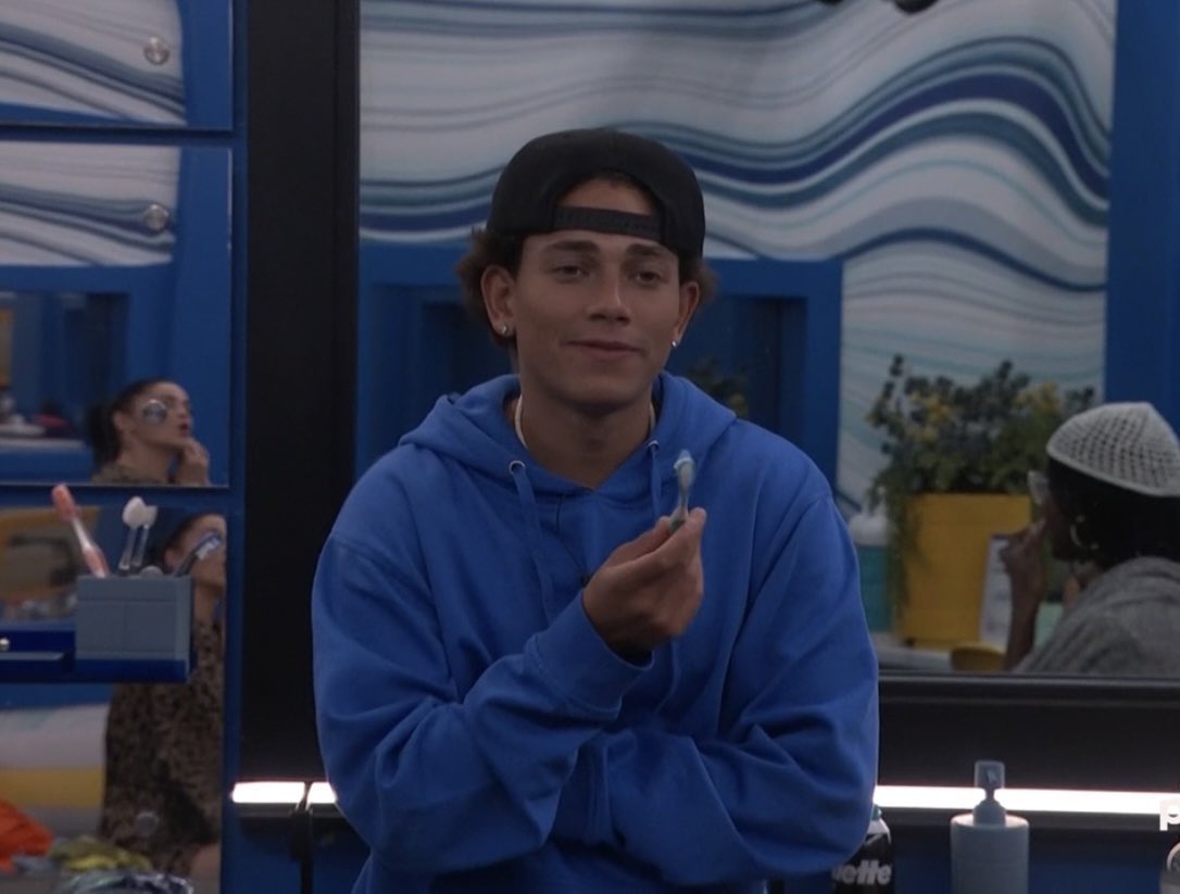 MsMollyBB's tweet photo. Sometimes babygirl is a 21 yr-old post military kid who loves potato chips and ice cream #bb26 https://t.co/BF1PO9jccJ
