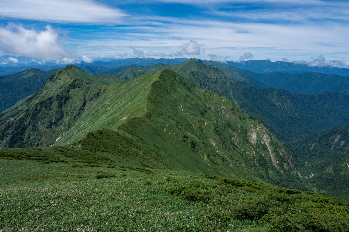 ZShincha's tweet photo. 稜線の角度が柔らかくも、スパッと切れていてかっこいい。#谷川岳 #万太郎山 #Nikon https://t.co/PRWBSxAqNx