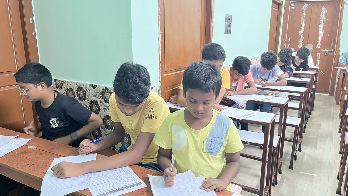 AkbarClasses's tweet image. 🏫📝 Class 7 &amp;amp; 8 Chapter-Wise Tests AKBAR CLASSES! 📝🏫

Today, 21st July 2024, our brilliant students from Classes 7 and 8 are taking their chapter-wise tests! It&apos;s inspiring to see their dedication and logical thinking in action.

#AKBARCLASSES #ThinkLogically #ChapterTests