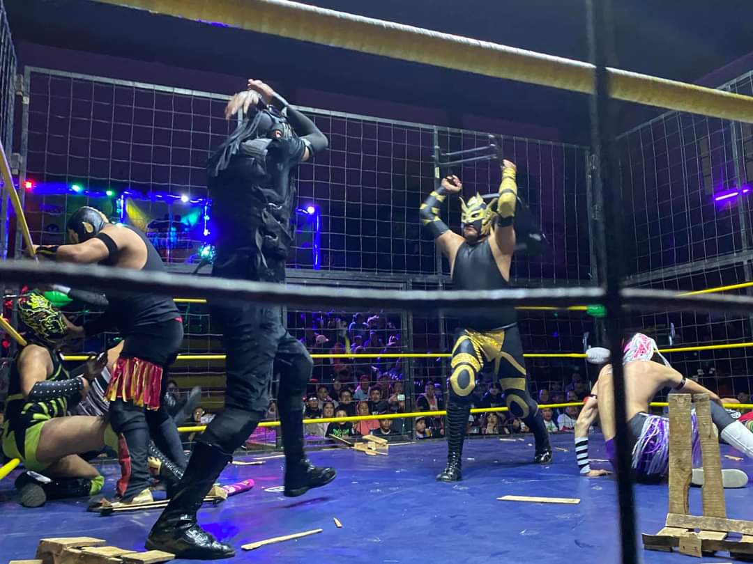 LaTijeraLucha's tweet photo. Arranca la primera batalla de #FaceToFaceEnJaula2 de #ProduccsSanchez con nueve jóvenes impetuosos y que se quieren comer el ring de un “bocado”, pero fue mayor la astucia de #BlackPardus, quien fue el primero en abandonar el enrejado dejando adentro a... https://t.co/bixJ7o3TpP