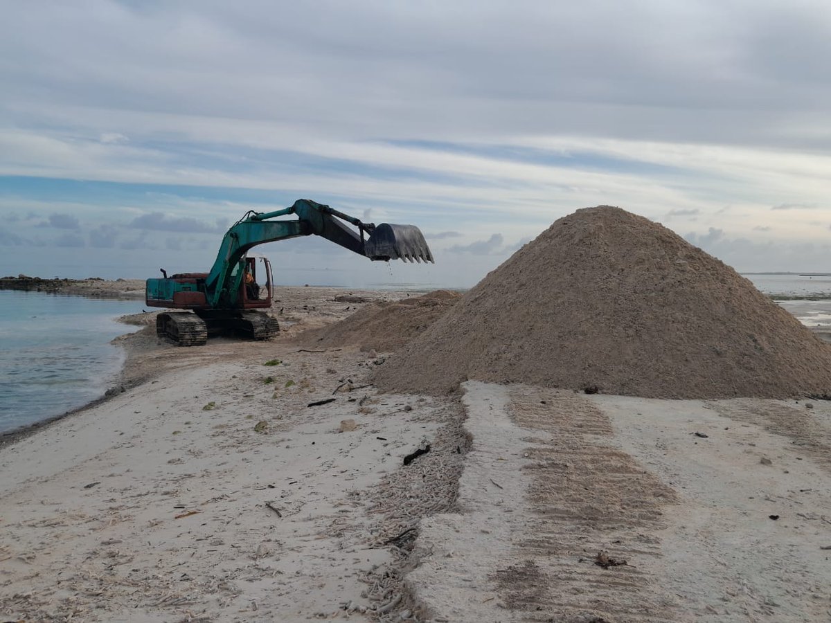 MoCLPmv's tweet photo. ލ.ފޮނަދޫގެ އުދައަރައި ސަރަޙައްދަށް އެޅުމަށް ބޭނުންވާ ވެލިނެގުމުގެ މަސައްކަތުގެ ތެރެއިން
#LaamuAtoll
#PublicWorks
#Fonadhoo https://t.co/6W39PtGrIT