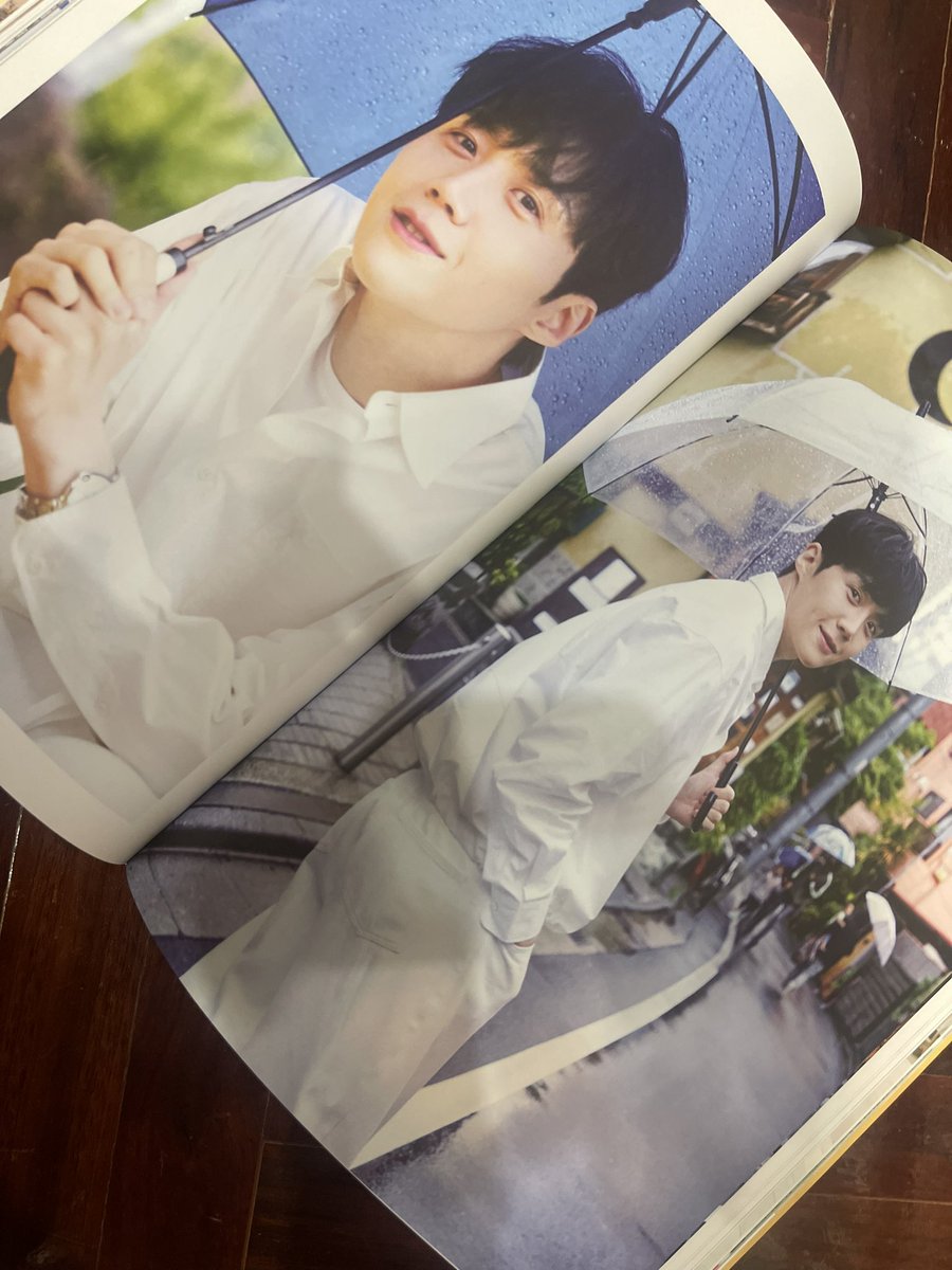 Joe_Peeravich's tweet photo. Kim Seon Ho 2024 Photo Book เล่มนี้รวบรวมภาพความสดใส อบอุ่นของพิซอนตลอดการเดินทางที่มา Asia Tour จัดเต็มความคูลและเท่ทุก fashion set โดยเฉพาะลุคสุขุมวิทบอยที่ดีต่อใจชาวซอนโฮฮาดาจริงๆ
ขอบคุณทางร้าน @Tigerseon_shop ที่ช่วยเป็นธุระ และจัดส่งเล่มนี้จนถึงมือเช่นเดิม 😁🙏🏻 #tigerseon_RV https://t.co/SXChmNT8hI