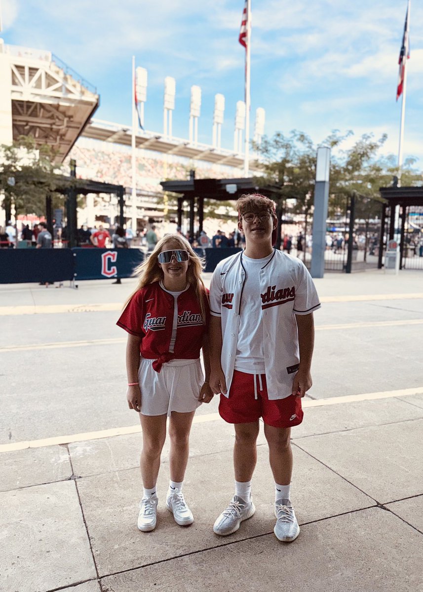 ashley_H_1112's tweet photo. Last minute change of plans for the day. Took the roof off the Gladiator & headed to the city for a Guards game. They didn’t play well, but we still had a great time! ❤️💙⚾️ #makingmemories #summersaturdays #guardians https://t.co/9Y1B5eRlx4