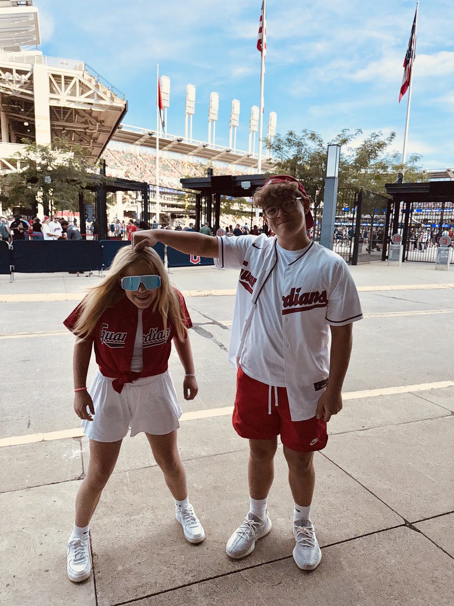 ashley_H_1112's tweet photo. Last minute change of plans for the day. Took the roof off the Gladiator & headed to the city for a Guards game. They didn’t play well, but we still had a great time! ❤️💙⚾️ #makingmemories #summersaturdays #guardians https://t.co/9Y1B5eRlx4