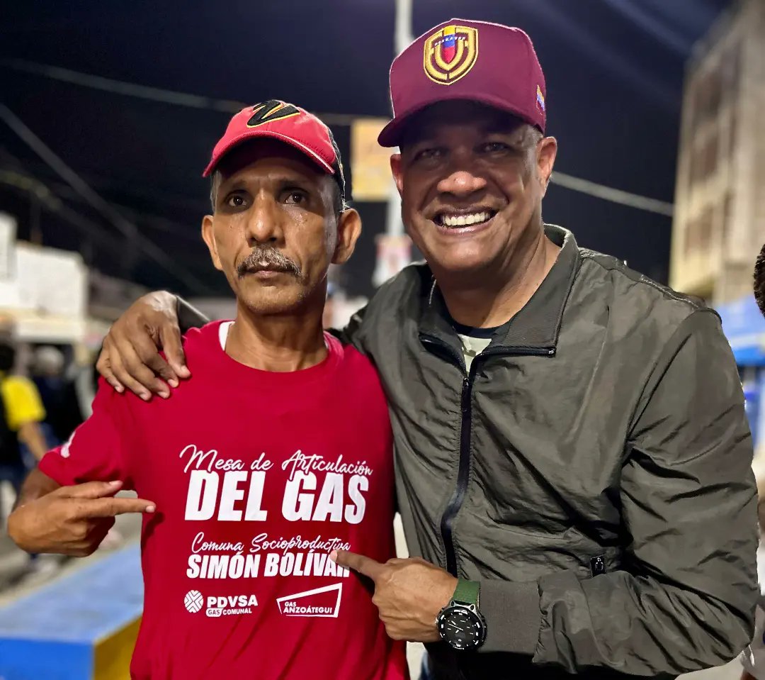 Indetenible e inconfundible el apoyo al Gallo Nico con nuestro pueblo Anzoatiguense 💪🏽🚩  lo acompañamos @nicolasmaduro en este extraordinario Gran Cierre de Campaña en Barcelona, como hijos e hijas de la patria siempre🇻🇪 ¡Venceremos! 

#VamosNiko #LaEsperanzaEstáEnLaCalle