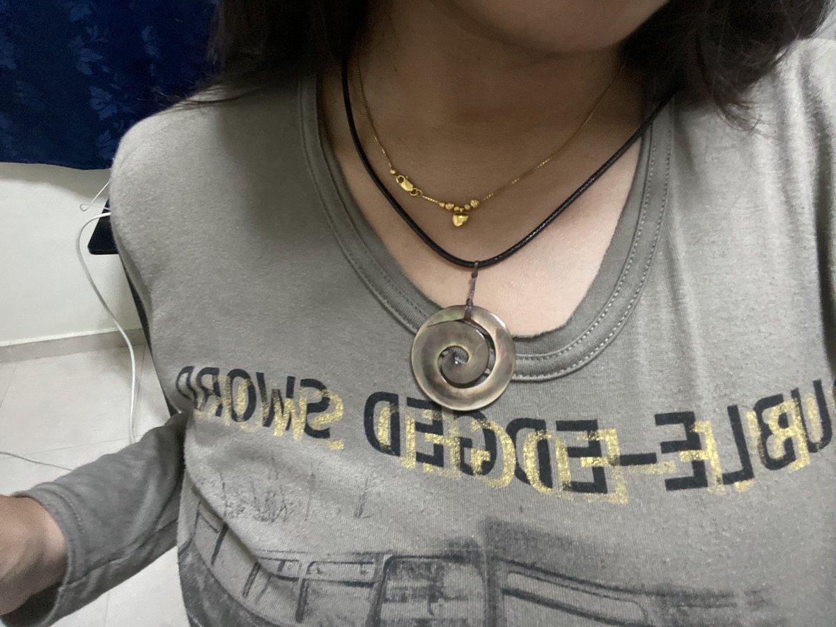 MYTH_444's tweet photo. love my necklace sm it reminds me of life is strange https://t.co/KIzIeAumq0