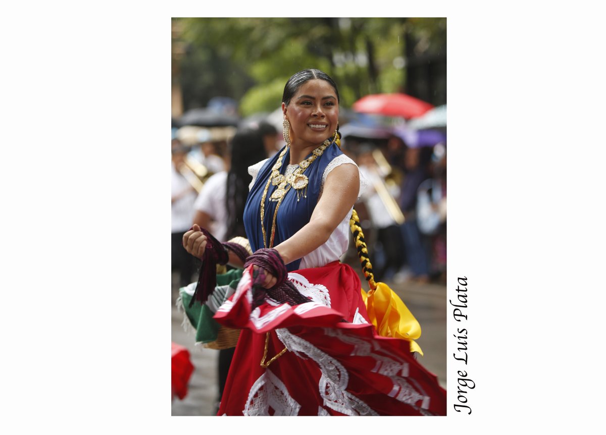 jlplatafoto's tweet photo. Desfile de las delegaciones 2024 que participaran en la Guelaguetza del lunes del cerro.
Bajo la lluvia y con mucho publico el colorido de lxs participantes llenaron de alegria las calles de Oaxaca en la fiesta mas grande de Latinoamerica.
#Guelaguetza2024 #RotondadelasAzucenas https://t.co/cMTMRSVLL6