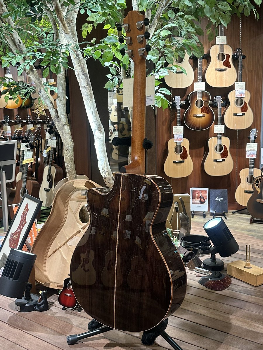 heartmanguitars's tweet photo. Furch Red Gc-LR 

極上のウッドマテリアル、洗礼されたデザインはまさにフォルヒの最高峰と言えるでしょう。マスターグレードのアルパインスプルースはピッキングの繊細なタッチにも反応してくれるため、このギターの表現力は無限大です。
https://t.co/VxUA6ik67i https://t.co/N7jfS3gzSN