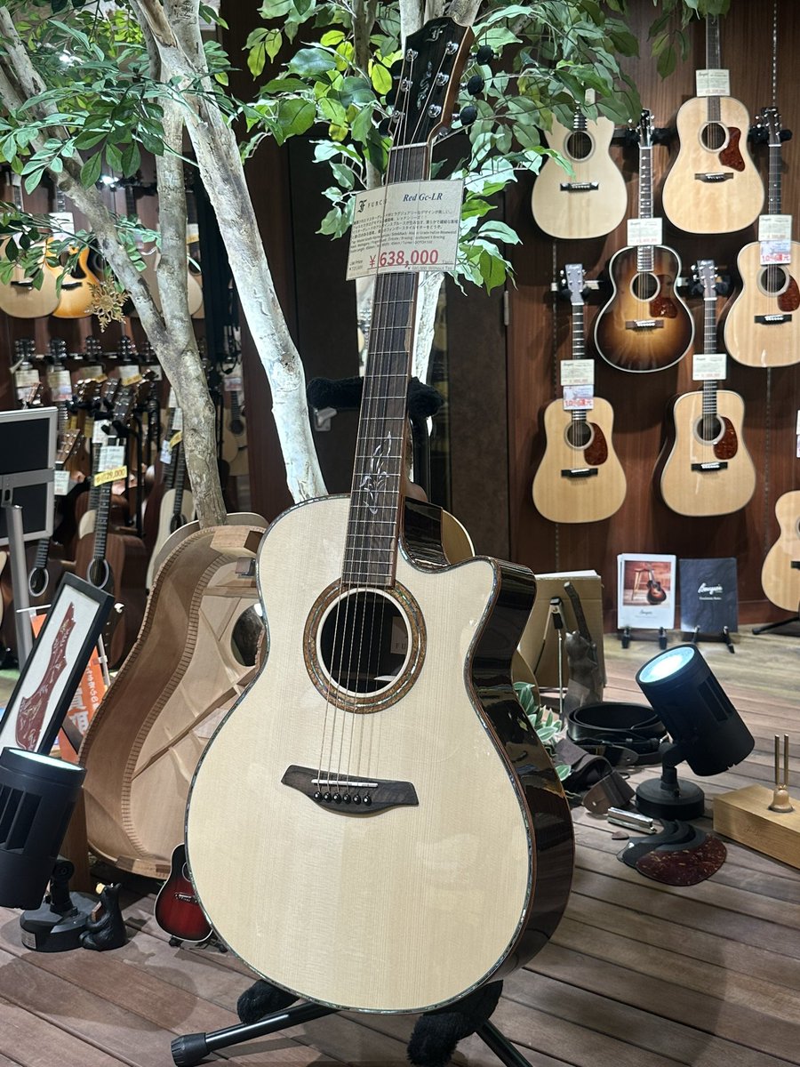 heartmanguitars's tweet photo. Furch Red Gc-LR 

極上のウッドマテリアル、洗礼されたデザインはまさにフォルヒの最高峰と言えるでしょう。マスターグレードのアルパインスプルースはピッキングの繊細なタッチにも反応してくれるため、このギターの表現力は無限大です。
https://t.co/VxUA6ik67i https://t.co/N7jfS3gzSN