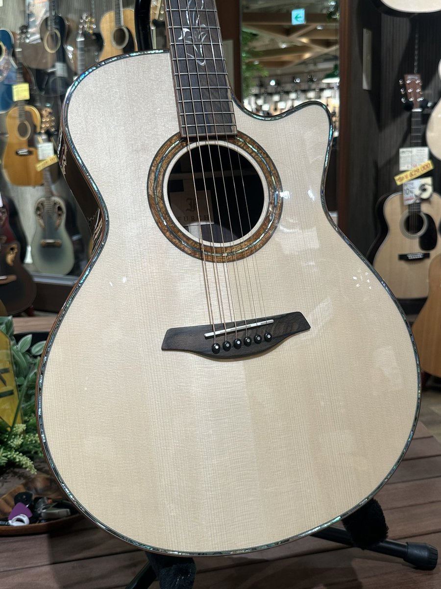 heartmanguitars's tweet photo. Furch Red Gc-LR 

極上のウッドマテリアル、洗礼されたデザインはまさにフォルヒの最高峰と言えるでしょう。マスターグレードのアルパインスプルースはピッキングの繊細なタッチにも反応してくれるため、このギターの表現力は無限大です。
https://t.co/VxUA6ik67i https://t.co/N7jfS3gzSN