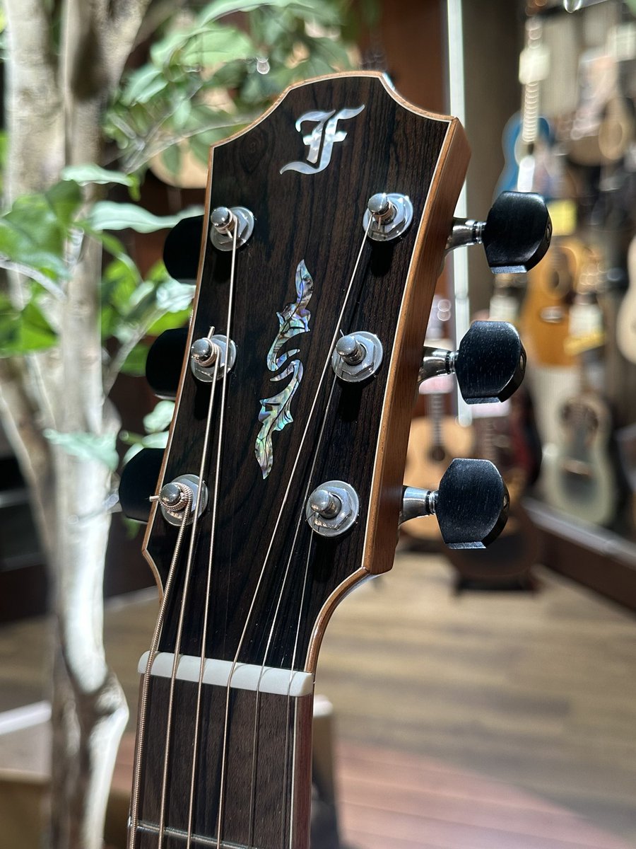 heartmanguitars's tweet photo. Furch Red Gc-LR 

極上のウッドマテリアル、洗礼されたデザインはまさにフォルヒの最高峰と言えるでしょう。マスターグレードのアルパインスプルースはピッキングの繊細なタッチにも反応してくれるため、このギターの表現力は無限大です。
https://t.co/VxUA6ik67i https://t.co/N7jfS3gzSN