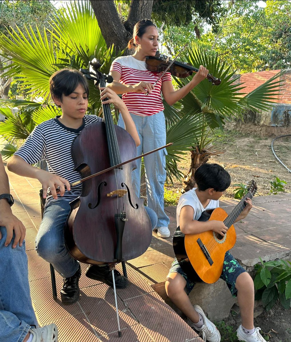 OTAorquesta's tweet photo. 🎵🎶 Te gustaría aprender a tocar algún instrumento musical ? 🥁 🎺 🎻  
Ven y forma parte de la Orquesta Típica de Autlán.  🎺 🎸 🎹 🎻 🎶

Info al 3171098659 https://t.co/E7QBnnMD3b
