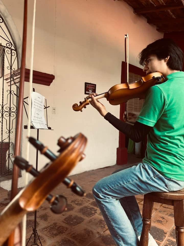 OTAorquesta's tweet photo. 🎵🎶 Te gustaría aprender a tocar algún instrumento musical ? 🥁 🎺 🎻  
Ven y forma parte de la Orquesta Típica de Autlán.  🎺 🎸 🎹 🎻 🎶

Info al 3171098659 https://t.co/8Ka2dm4puX