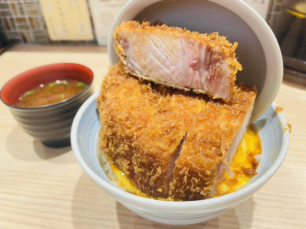 アメリカでバーガーかステーキばっかりだったから今トンカツ食べれる幸せを噛み締めてる