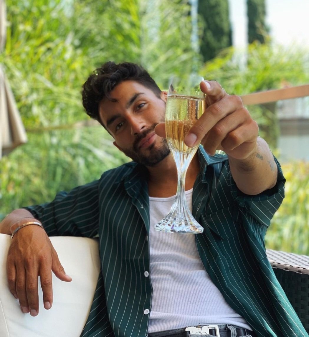 Even though he doesn't post here anymore, I still wanted to give <a href="/RobertRoldan_/">Robert Roldan</a> a birthday shoutout... #HAPPYBIRTHDAY!!! 🥳🎂 
Hope you have a wonderful day filled with love &amp; joy ❤️😊 #cheers2u