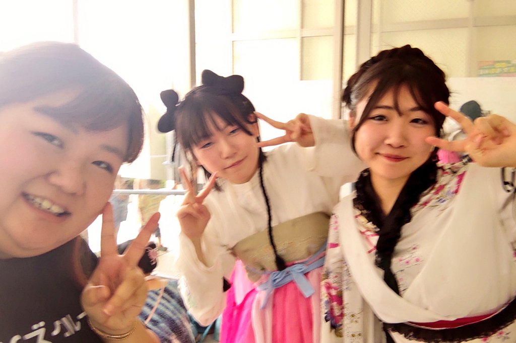 uzuki_com's tweet photo. 1回目終わりました♪
暑い中ご覧頂いている皆様ありがとうございます✨✨

ふうねねと控室で写真撮らせてもらった🙌💗
ミュージカルのお衣装可愛い🤩

パンケーキ食べて2回目も頑張る🥞🤤
よろしくお願いします🐰✨✨

#mscrew
#クロイツダンスアート
#クロワッサン https://t.co/SdBuEPxzOU