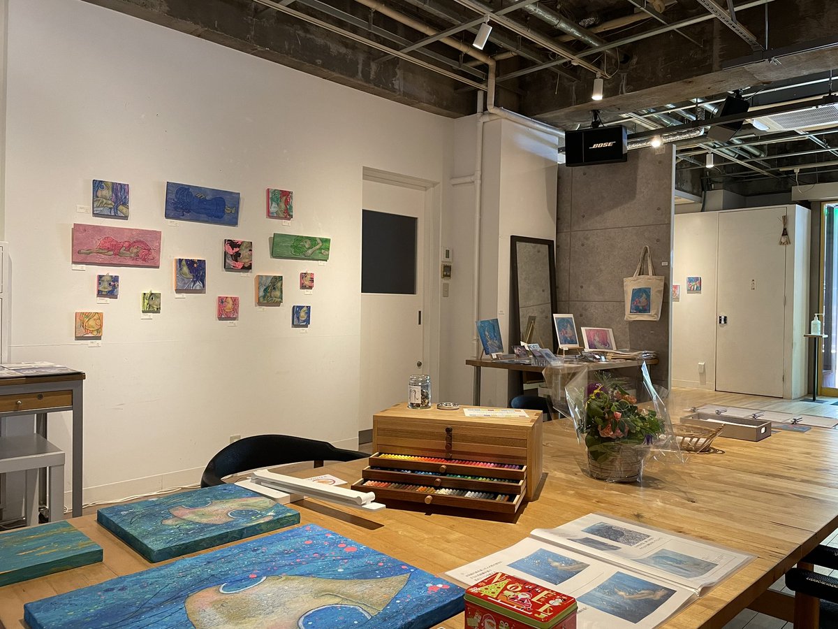 9日間の会期もいよいよ最終日です。
思えば 作品数も多く 空間も広い。
この規模の展示は
なかなか ないものだったなぁと
この空間が自分の空間になっている
最後の時間を過ごします。

今日は17時まで。
ご来場予定の方は お間違いなく。

閉塞と空虚
-空を追う-