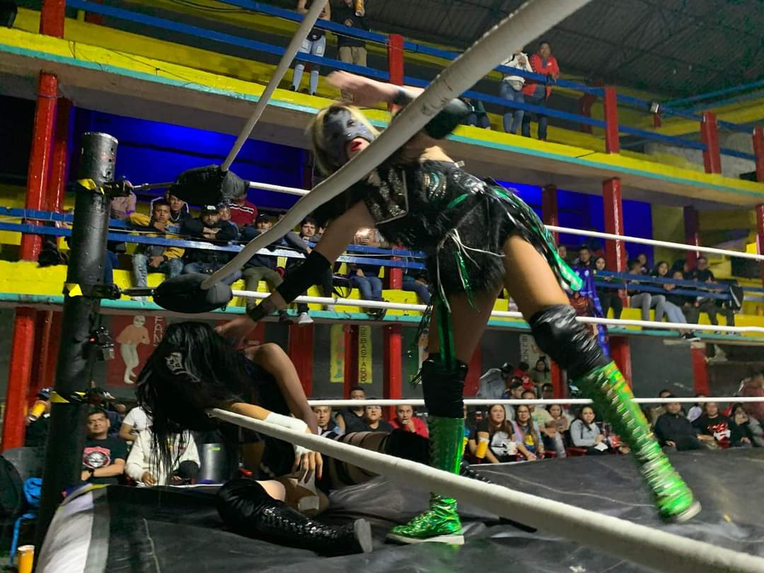 LaTijeraLucha's tweet image. Batalla de alarido con dinámica sorpresa en la #ArenaSanJuanPantitlan, #Keyra se acompaño de #IronKid para enfrentar a #PrincesaAzul y #Sol en una gran batalla de relevos mixtos en #BlueOne de #MexaWrestling que fue premiada con dinero por parte del público..
#latijeraluchalibre