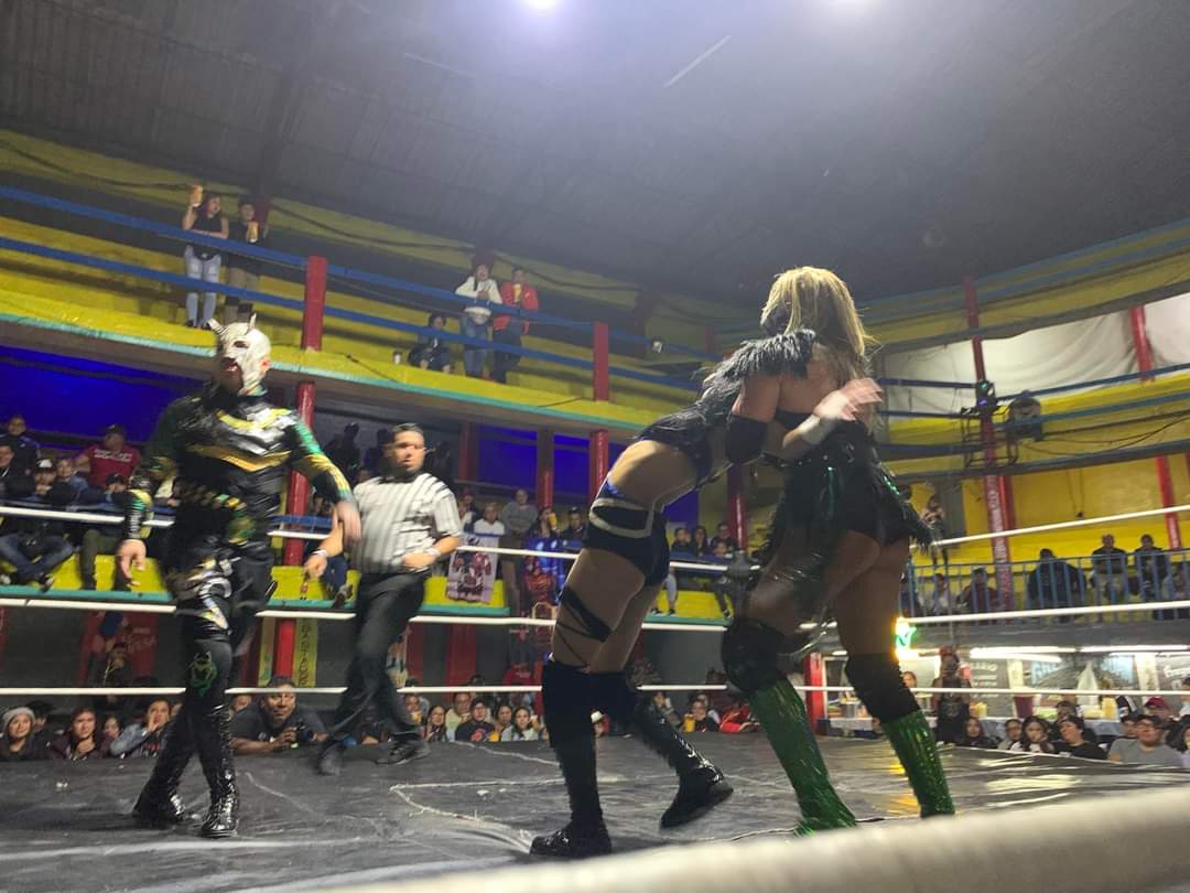 LaTijeraLucha's tweet image. Batalla de alarido con dinámica sorpresa en la #ArenaSanJuanPantitlan, #Keyra se acompaño de #IronKid para enfrentar a #PrincesaAzul y #Sol en una gran batalla de relevos mixtos en #BlueOne de #MexaWrestling que fue premiada con dinero por parte del público..
#latijeraluchalibre