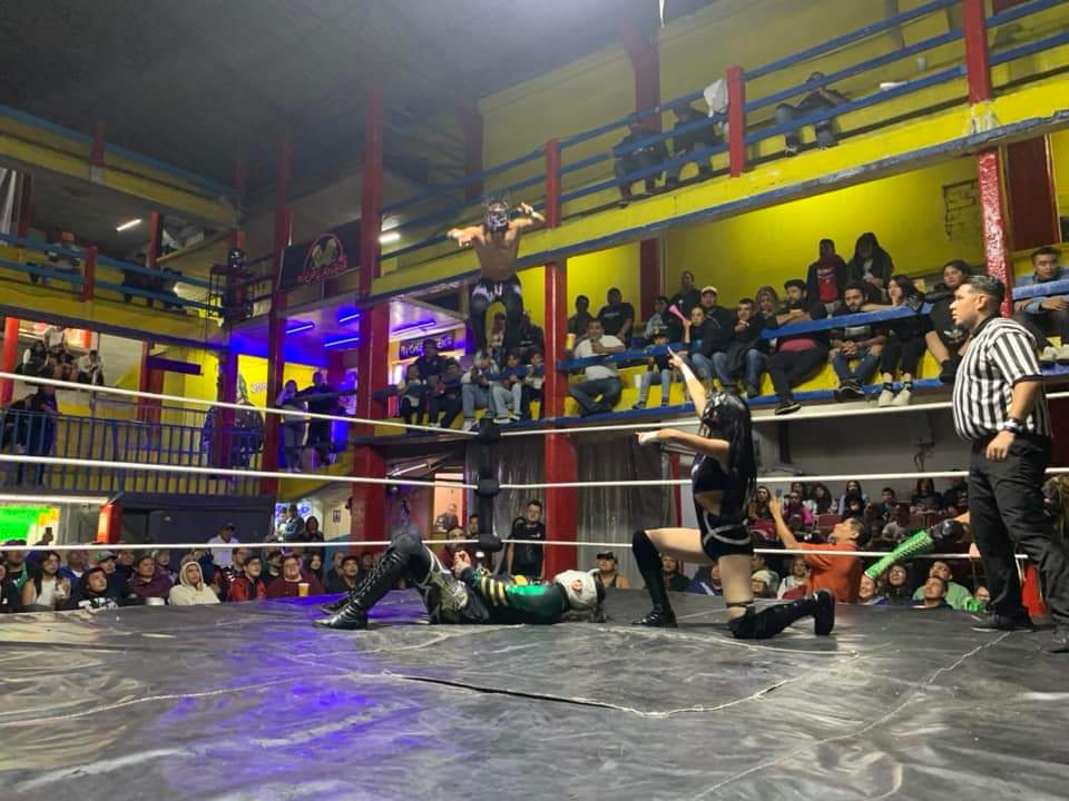 LaTijeraLucha's tweet image. Batalla de alarido con dinámica sorpresa en la #ArenaSanJuanPantitlan, #Keyra se acompaño de #IronKid para enfrentar a #PrincesaAzul y #Sol en una gran batalla de relevos mixtos en #BlueOne de #MexaWrestling que fue premiada con dinero por parte del público..
#latijeraluchalibre
