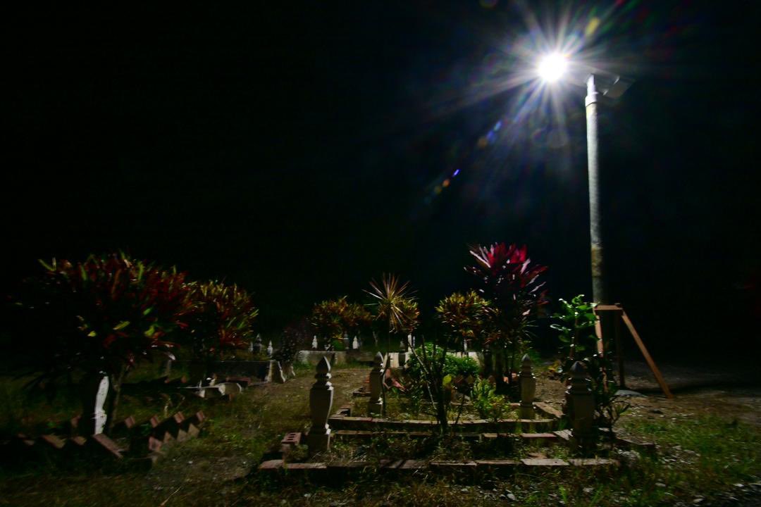 SIRIM_Berhad's tweet image. SIRIM telah menyumbangkan dua unit lampu limpah berkuasa solar dan satu unit lampu ‘portable rechargeable’ kepada penduduk Kampung Tiram Duku, Gelang Patah, Johor, sebagai salah satu inisiatif Tanggungjawab Sosial Korporatnya.