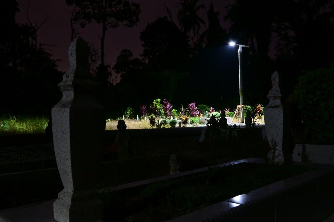 SIRIM_Berhad's tweet image. SIRIM telah menyumbangkan dua unit lampu limpah berkuasa solar dan satu unit lampu ‘portable rechargeable’ kepada penduduk Kampung Tiram Duku, Gelang Patah, Johor, sebagai salah satu inisiatif Tanggungjawab Sosial Korporatnya.