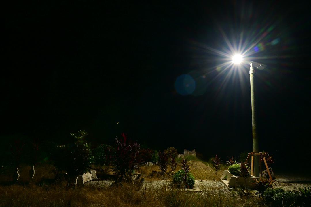 SIRIM_Berhad's tweet image. SIRIM telah menyumbangkan dua unit lampu limpah berkuasa solar dan satu unit lampu ‘portable rechargeable’ kepada penduduk Kampung Tiram Duku, Gelang Patah, Johor, sebagai salah satu inisiatif Tanggungjawab Sosial Korporatnya.