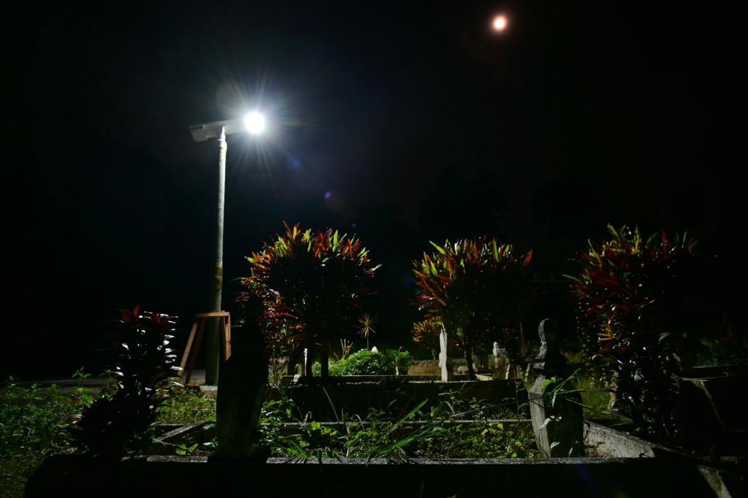 SIRIM_Berhad's tweet image. SIRIM telah menyumbangkan dua unit lampu limpah berkuasa solar dan satu unit lampu ‘portable rechargeable’ kepada penduduk Kampung Tiram Duku, Gelang Patah, Johor, sebagai salah satu inisiatif Tanggungjawab Sosial Korporatnya.