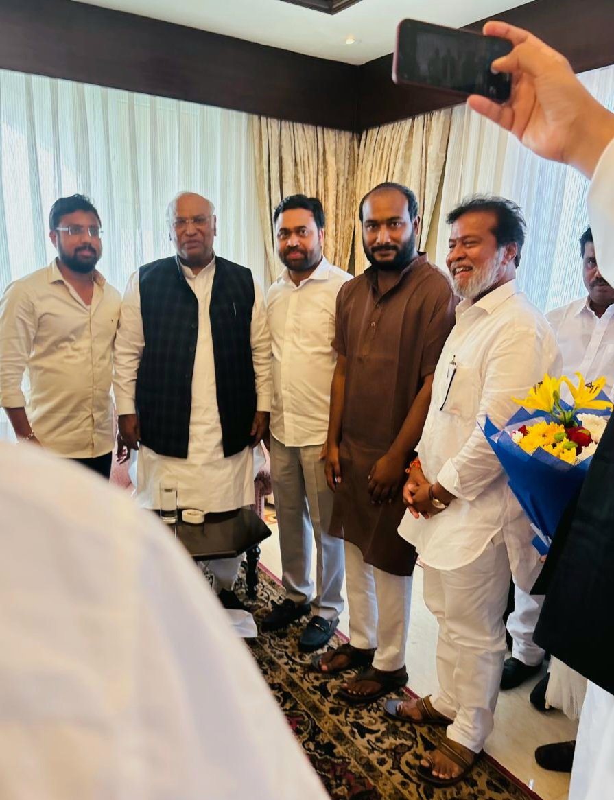 tulaarun's tweet photo. @kharge A very happy birthday to the Congress President, Shri Mallikarjun kharge Ji 🎂🎊
@RahulGandhi
@priyankagandhi https://t.co/pNv5fIhSj1