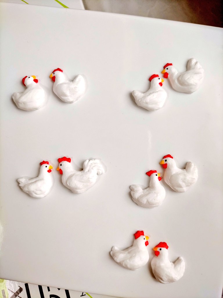 emora0909's tweet photo. ちなみに制作過程のニワトリさん🐔
#ポリマークレイ　#ハンドメイドアクセサリー https://t.co/7fhpDsle5S