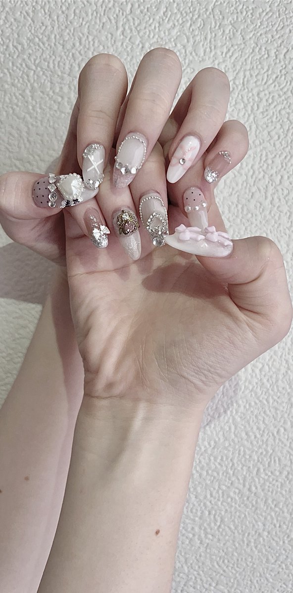 kkin_sa's tweet photo. #セルフネイル

ピンクごちゃごちゃネイル🎀🎀🎀韓国のネイリストさんのインスタ可愛すぎて見よう見まねでやったー！！ https://t.co/w2oGxsR3Of
