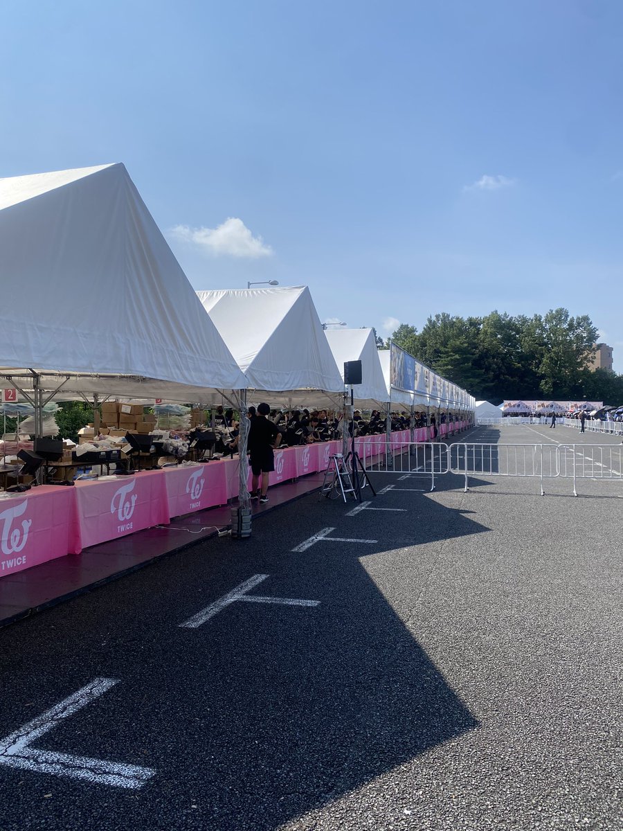 BscbmQn's tweet photo. 6:30から並び始めて今ココ https://t.co/RtbuA0FsDR