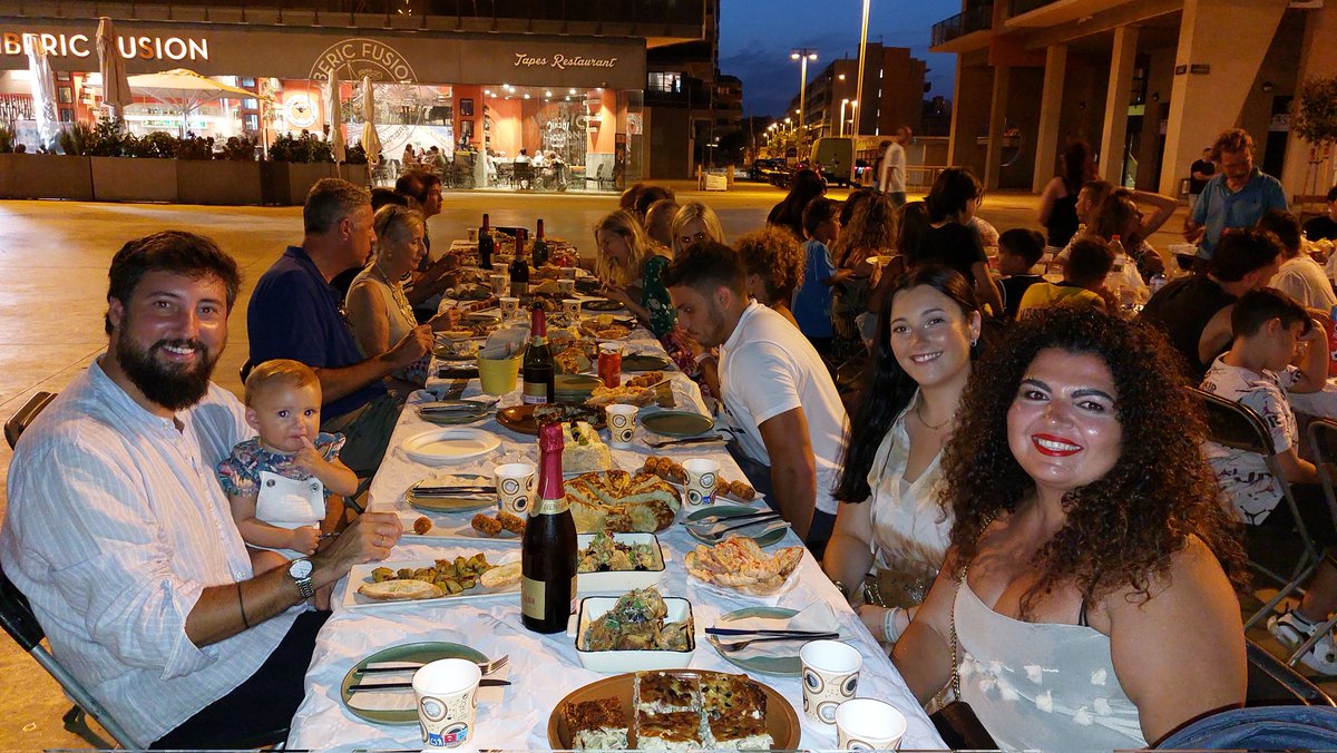 Molt agraïts a les veïnes, veïns i amics del Front Marítim que han vingut avui a sopar i a gaudir del ball al passeig

#FrontMaritim #Badalona 

<a href="/AjBadalona/">Ajuntament de Badalona</a> <a href="/culturaBDN/">Cultura Aj. Badalona</a>