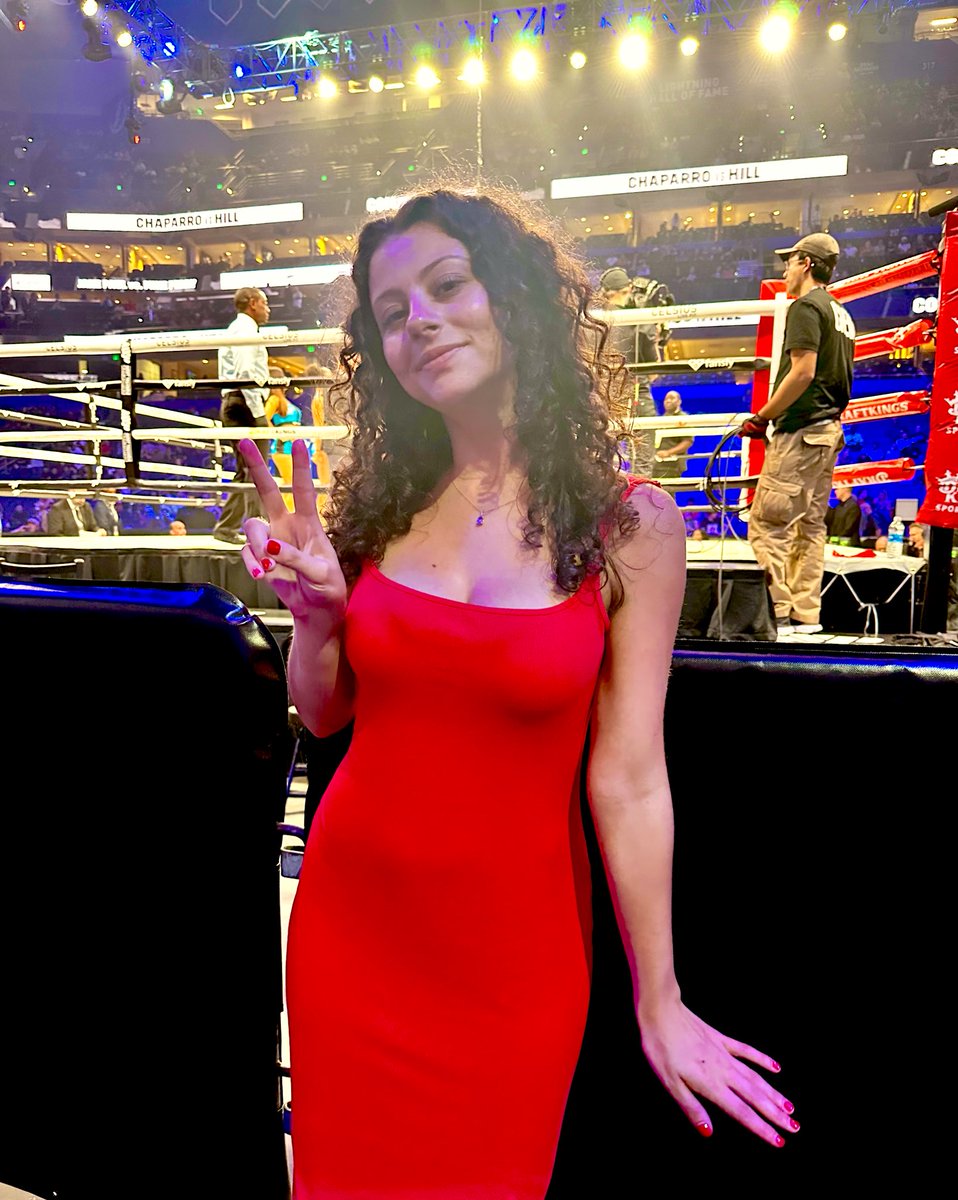 missteencrypto's tweet photo. Waiting for Jake Paul vs Mike Perry fight #PaulPerry 🥊 https://t.co/mFr9IGA8GC