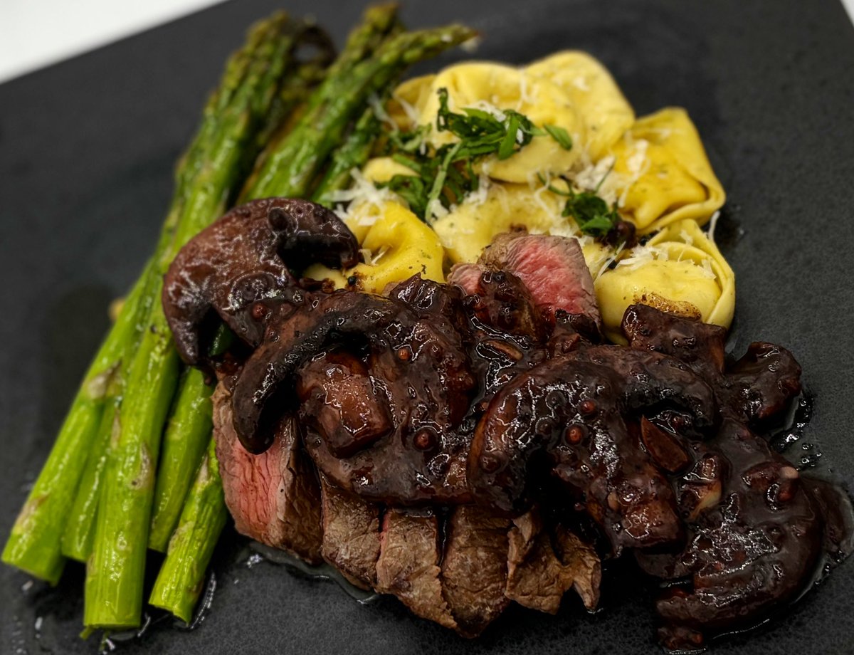 jenkovalov's tweet photo. Sirloin Steak. Mushroom Wine Sauce. Asparagus. Cheese & Garlic Artisan Tortellini. 🩷🚀 #ChefMama #APE #FoodPorn https://t.co/A2QiGgd5al