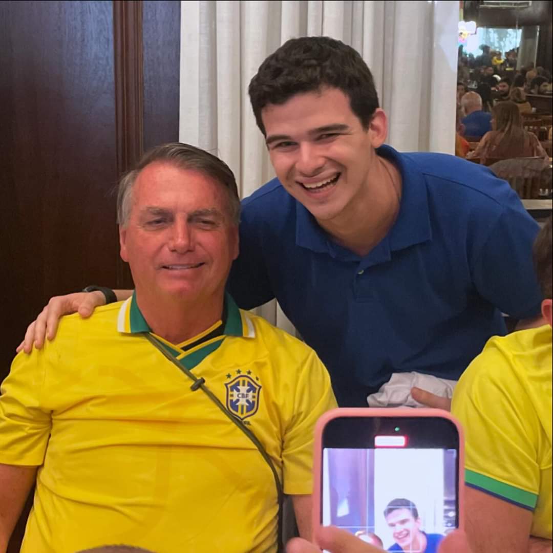 math_dominguez's tweet photo. Niterói pede mais, 
Nós podemos resgatar nossa Niterói!

Felizes com a vinda do presidente Bolsonaro para apoiar a pré candidatura do nosso futuro prefeito @carlosjordy 🇧🇷 https://t.co/9AAOrhqrgN