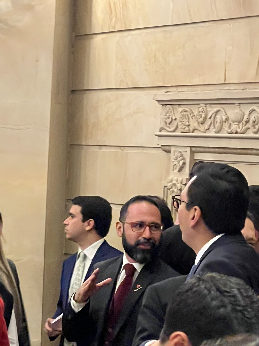 CathyJuvinao's tweet photo. El perdón que pidió el presidente @petrogustavo es pura pantomima: aquí están los ministros presionando los votos de los congresistas vulnerando la separación de poderes y quién sabe ofreciendo qué.

Luego salen los escándalos y @petrogustavo pide perdón diciendo que no sabía. https://t.co/G6le0hH6v2