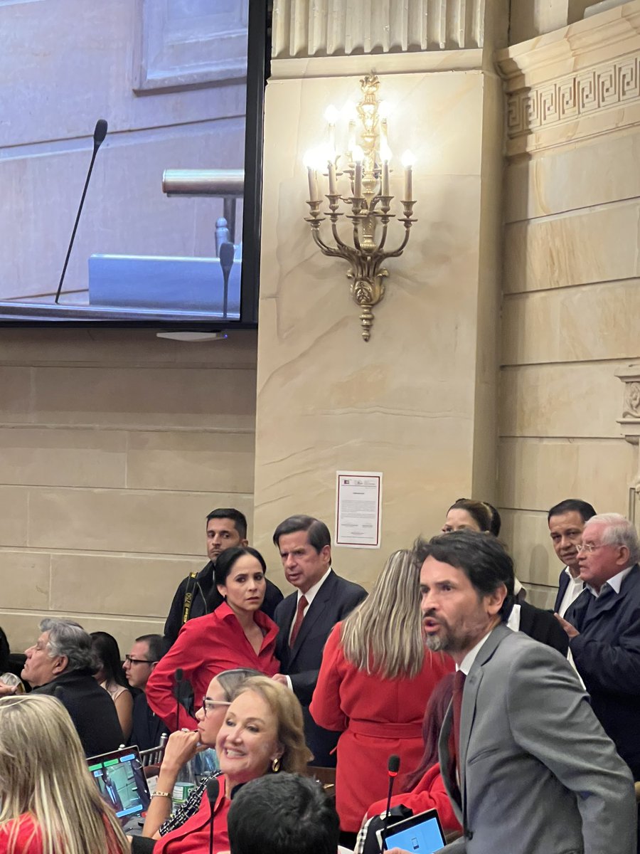 CathyJuvinao's tweet photo. El perdón que pidió el presidente @petrogustavo es pura pantomima: aquí están los ministros presionando los votos de los congresistas vulnerando la separación de poderes y quién sabe ofreciendo qué.

Luego salen los escándalos y @petrogustavo pide perdón diciendo que no sabía. https://t.co/G6le0hH6v2