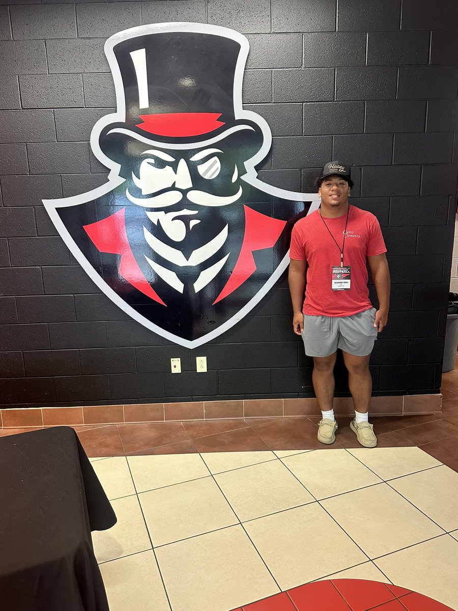 Had a Great Camp and unofficial Visit at Austin Peay 
#StacheSaturday <a href="/CoachFarisAPSU/">Jeff Faris</a> <a href="/DPcoachfootball/">DeOn'tae Pannell</a> <a href="/CoachJacobs_/">Shane Jacobs</a> <a href="/CSmithScout/">Chris Smith</a>