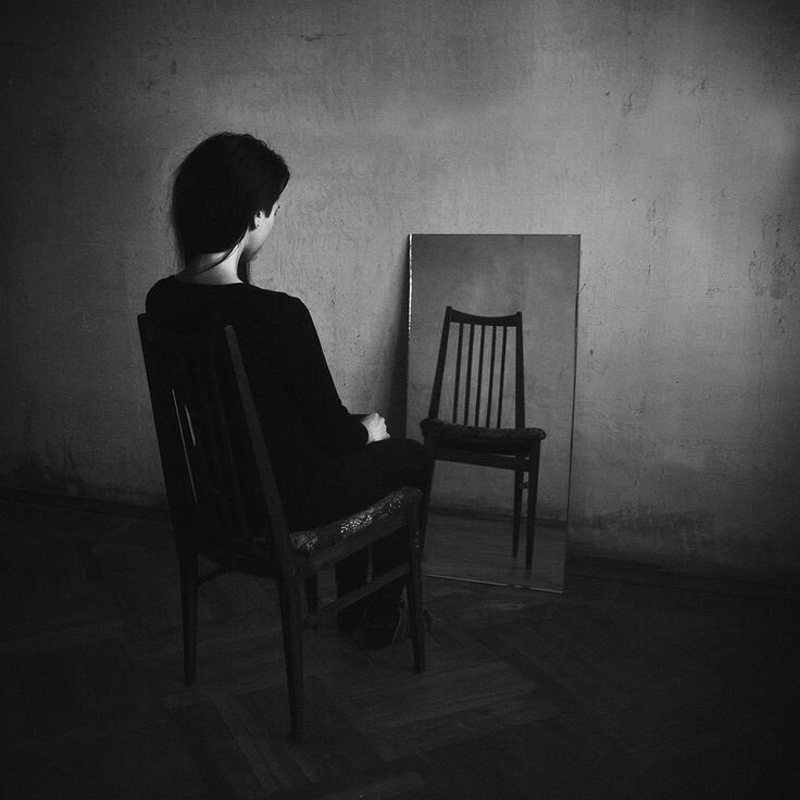 على كثر زحمة افكاري مداني الكلام
ويلوم صمتي،، خفيفٍ ماثقل عقله

ف ازهى مقام ومقال اقصى هروجي سلام
وف اسخف حديث البشر حرفي عرف ثقله

من داعي الجرح لين الشوق واهل الملام
الورد والشوك .. تحت ظلاله بـْحقله

والعاقل اللي سواليفه ،، تفج الظلام
اسماعي لصوت عقله صححت نقله

#الناي