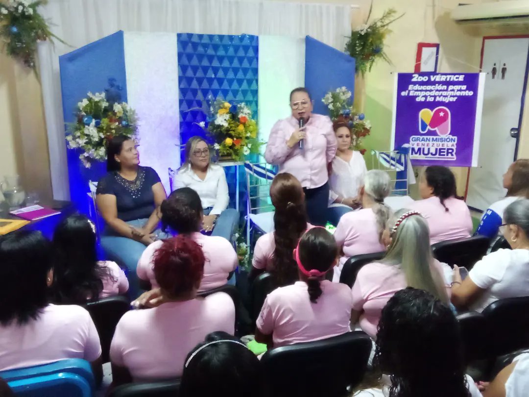 #Enterate Más de mil cien mujeres yaracuyanas, recibieron certificados y títulos de bachilleres en la primera promoción del Gran Misión Venezuela Mujer. 
#VenezuelaPintaBonito
<a href="/NicolasMaduro/">Nicolás Maduro</a> 
<a href="/_LaAvanzadora/">Yelitze Santaella</a> 
<a href="/mppe/">Matthew Evanson</a>