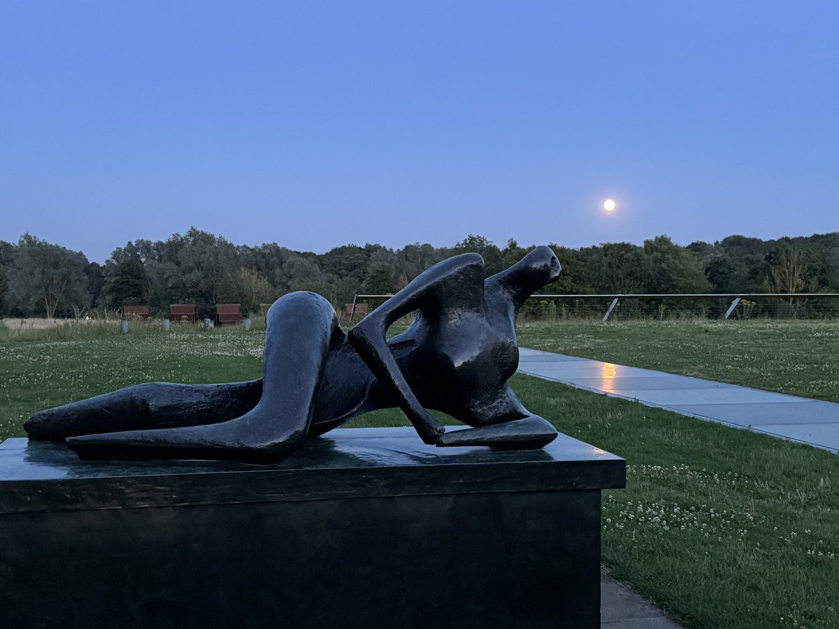 wenboEffector's tweet photo. @TheSainsburyLab A beautiful evening @TheSainsburyLab summer conference dinner at the Sainsbury art center, and with a full moon！ https://t.co/54oS35Ph6Z