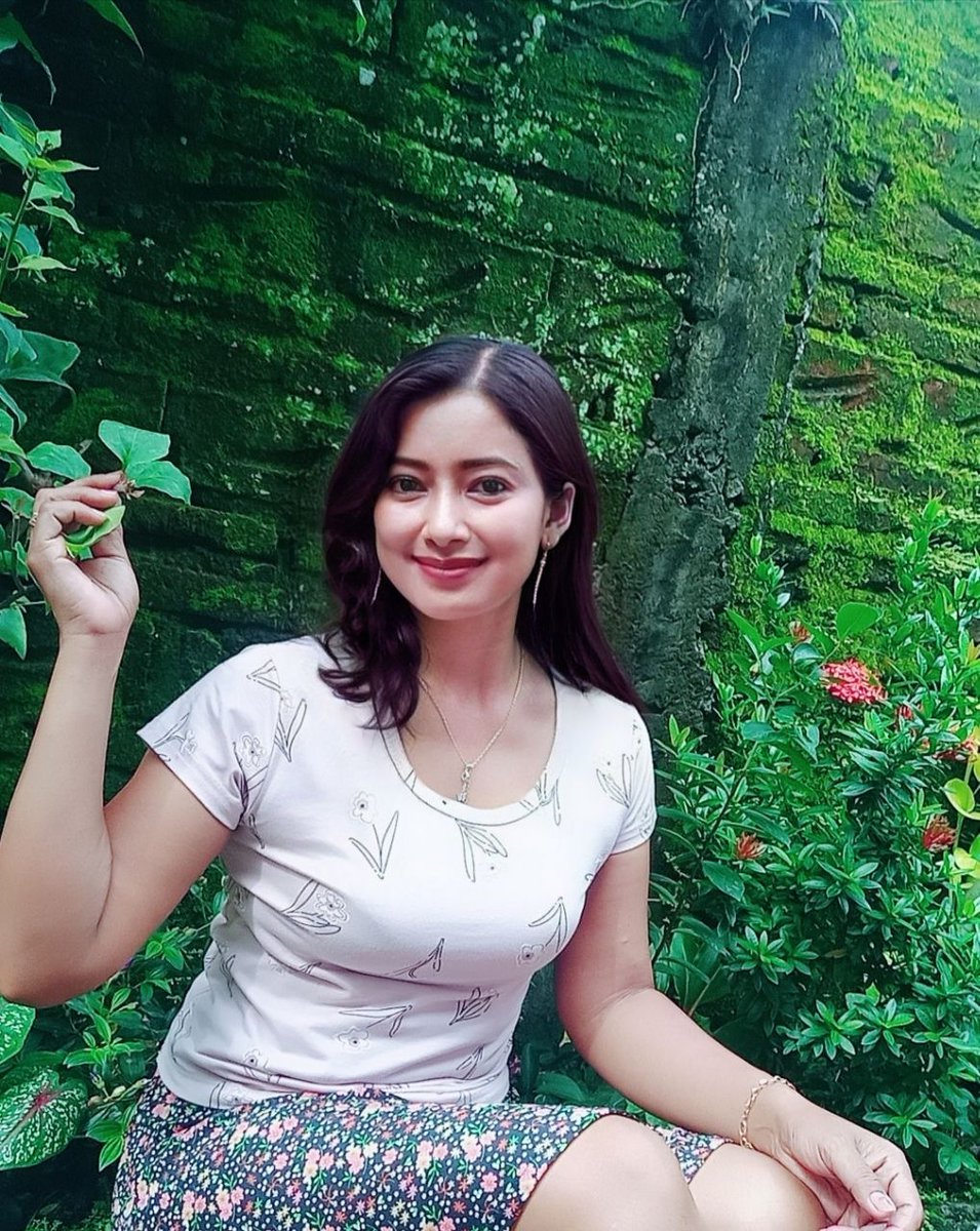 Eh minggu,, saatnya dolan 😅,,,, tapi raeneng sing ngajak 😆,, mager wae berkebun lah sejuk 😏.